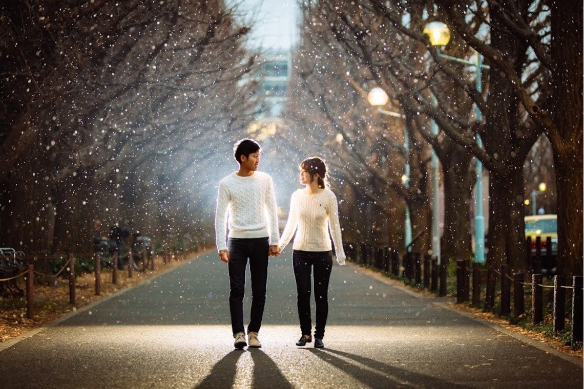 Holding hands in the snow — Photo by Ryuma Yorita Photography