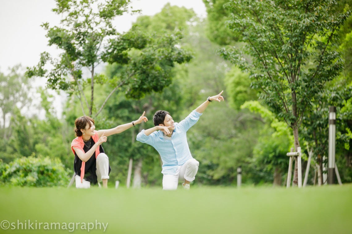 Wonder what they're pointing at — Photo by Shikirama Graphy