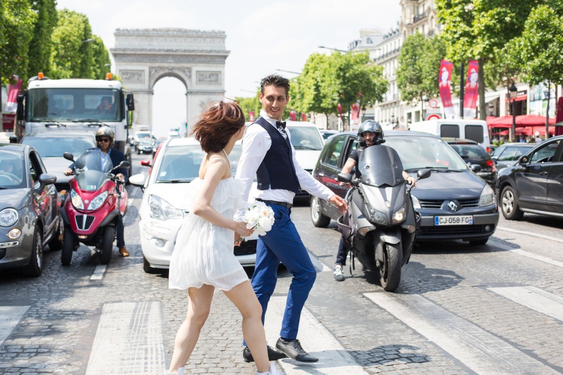 Couple in France — Photo by KAZUMIART Photography