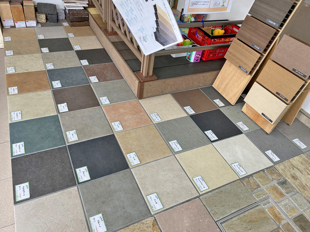 ファミリー庭園滋賀店　展示　タイル貼り