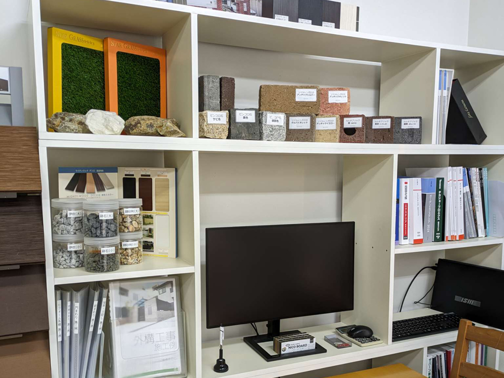 ファミリー庭園滋賀店　サンプル　人工芝、レンガ