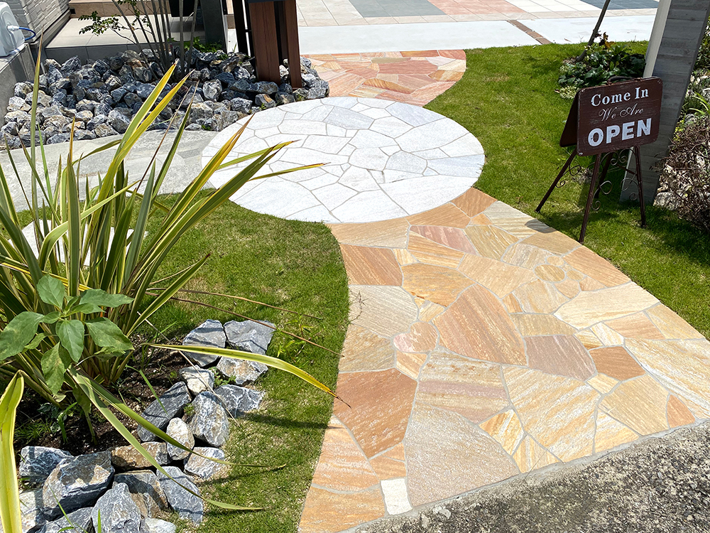 ファミリー庭園奈良店　展示　乱形石貼り