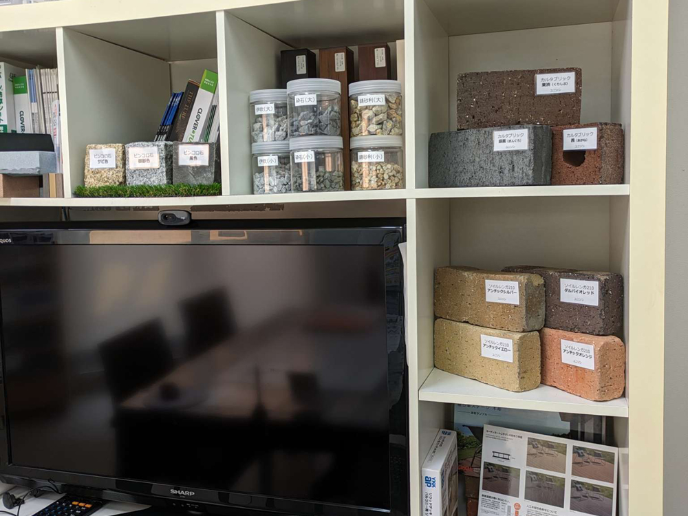 ファミリー庭園滋賀店　サンプル　レンガ、化粧砂利、ピンコロ