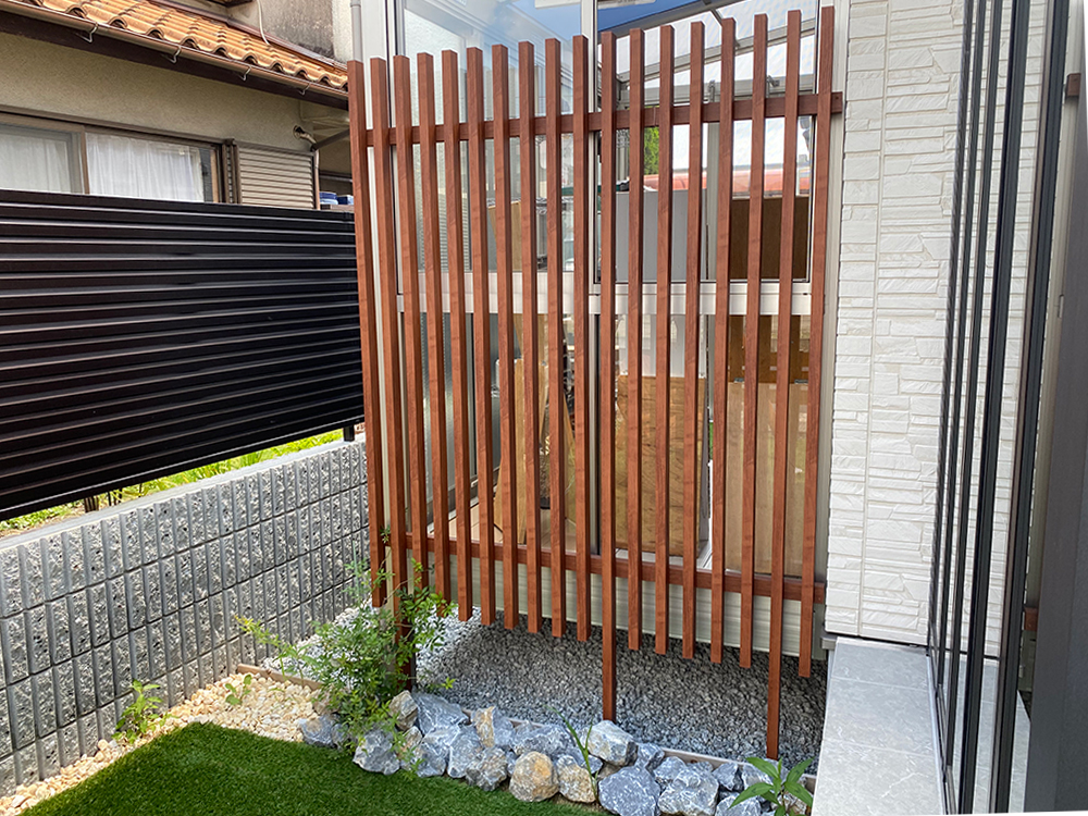 ファミリー庭園奈良店　展示　格子フェンス