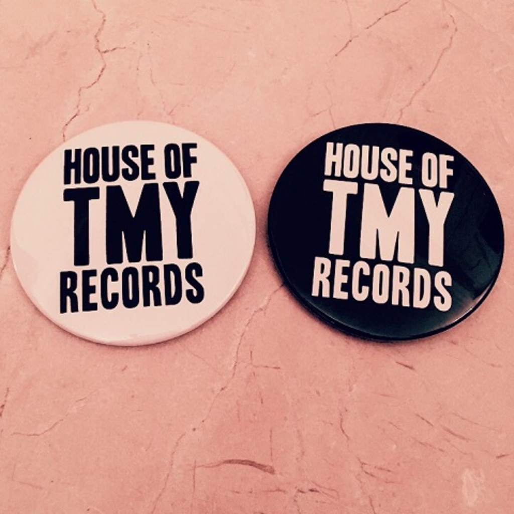 CIRCLE TINBADGE（7.6CM）HOT RECORDS BLACK / WHITE