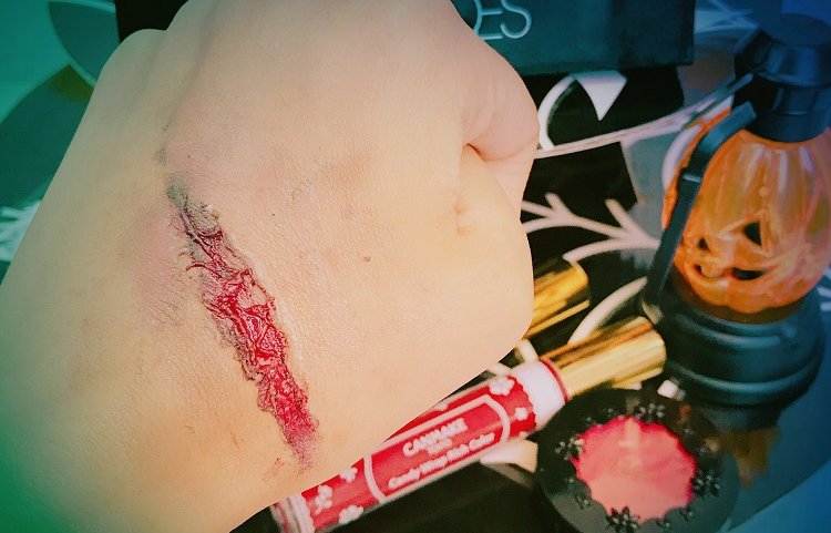 手持ちのコスメで簡単にできる ハロウィン 傷メイク