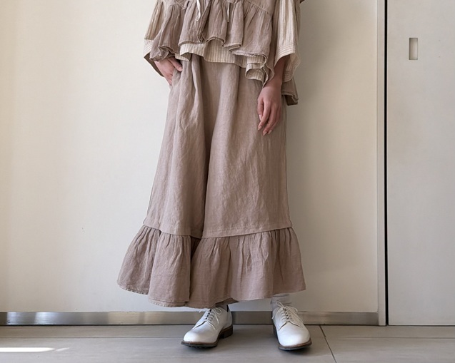 ネストローブ コットンリネンフリルストラップパンツ 春に外に出かけ