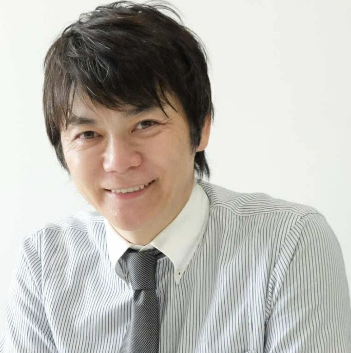 1人、眼鏡、テキストのグラフィックのようです