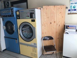 松原市のコインランドリーにてガス乾燥機と洗濯機の設置です ガス乾燥機2台を撤去 納品させていただいたのはガス乾燥機と洗濯機 各1台ずつです 豊中市で業務用冷蔵庫設置や冷凍機 フロンガス回収ならトライサービスへ
