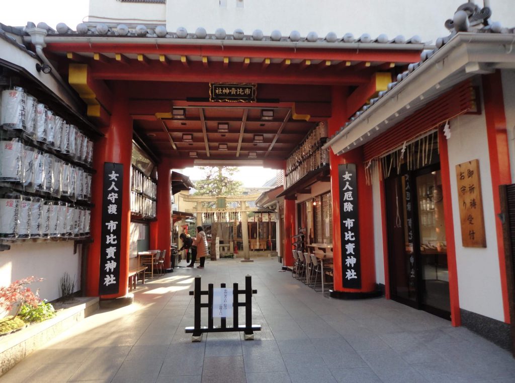 神社境内前