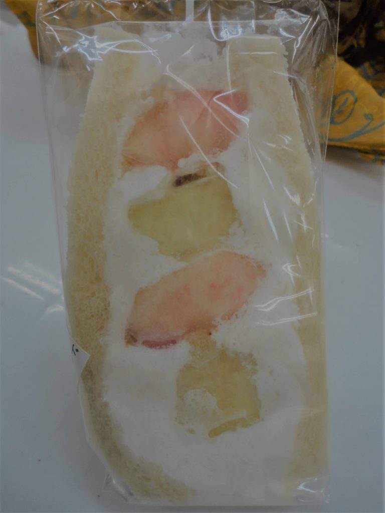桃のフルーツサンド