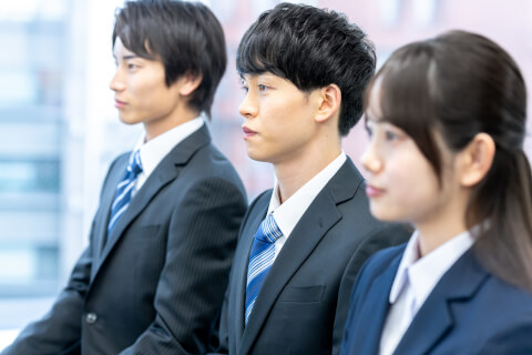 就活生_横並び_スーツ