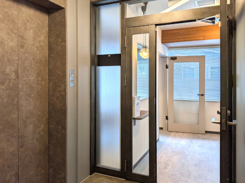 オフィス入口_エレベーター到着