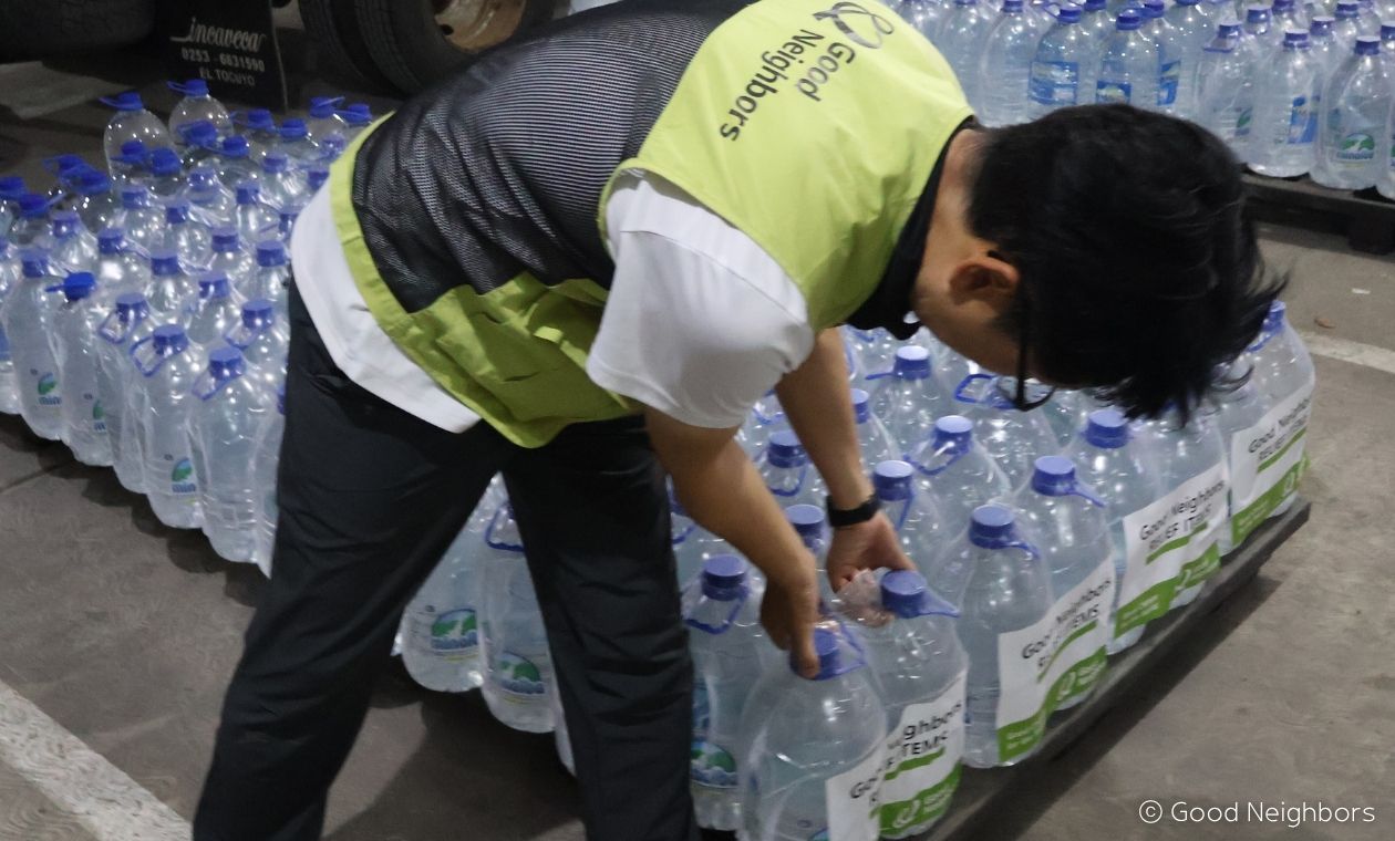 支援物資の配付準備するグッドネーバーズ職員(7月5日、ベネズエラ北部)