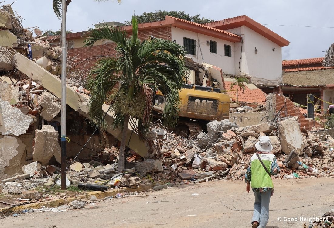 被災地を訪れ、建物の被害状況を確認する日本人職員（2026年7月6日　ラ・グアイラ州）