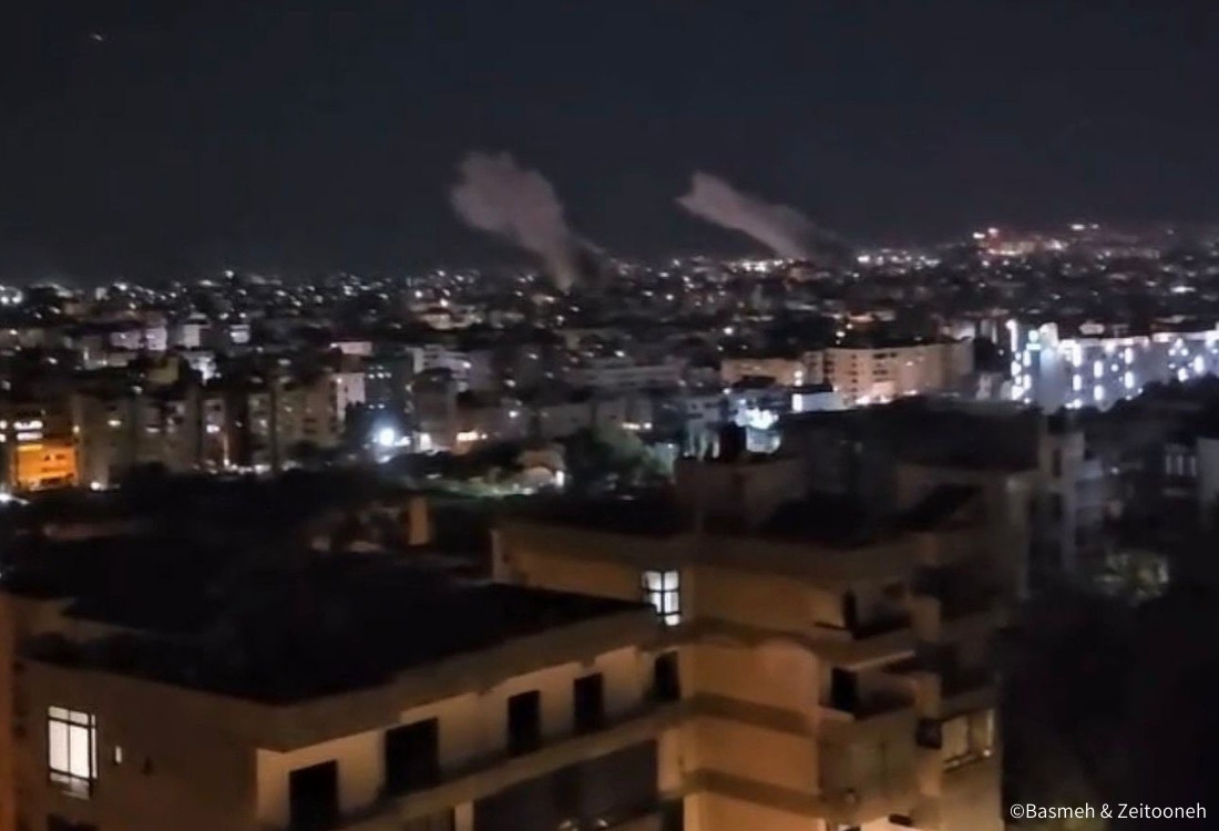 ベイルート近郊が空爆を受け、煙が上がっている（2026年3月2日、ベイルート近郊 / 現地提携団体Basmeh&Zeitooneh提供）