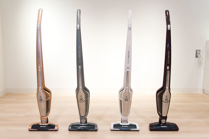 エレクトロラックス・ジャパンが5月22日に発売する新型「エルゴラピード・リチウム」。左側の2つが上位機種の18Vモデルで、右側の2つが14.4Vモデル