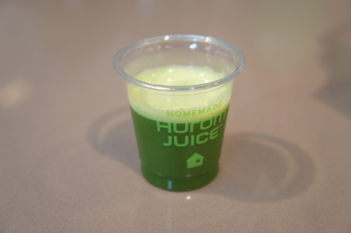 通常のストレーナーで作ったパセリ＋りんご＋レモンのジュース