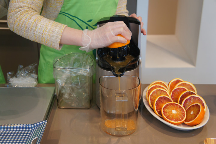 スクイーザーで絞っているところ