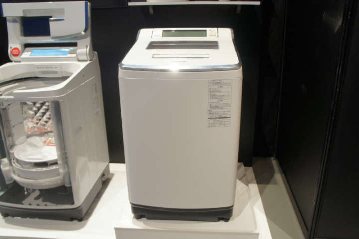 洗濯物の取り出しやすさを追求した容量8kgの縦型洗濯機「NA-JFA801」（7月15日発売予定、予想実勢価格18万円）