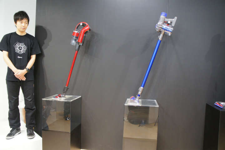 発表会では他社のコードレス掃除機との性能比較も実演した