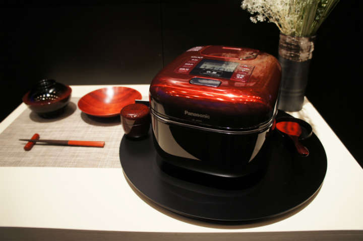コンパクトさと味、デザイン性を追求した圧力IH炊飯器「可変圧力おどり炊き SR-JX055」（9月20日発売予定、予想実勢価格7万円）