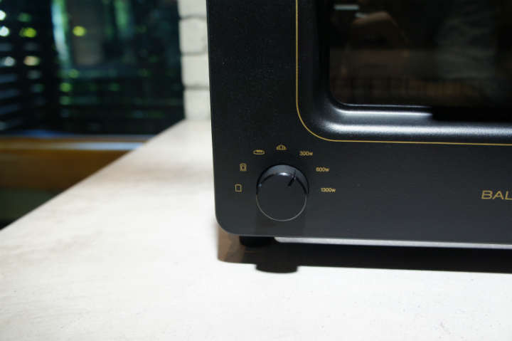 「トースト」「チーズトースト」「フランスパン」「クロワッサン」の自動モードに加えて、300W、600W、1300Wの「クラシック」モードを搭載している