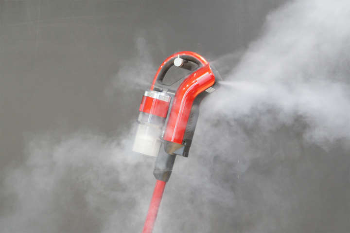 他社の掃除機は、オンにするとスモークが盛大に漏れているのがわかる