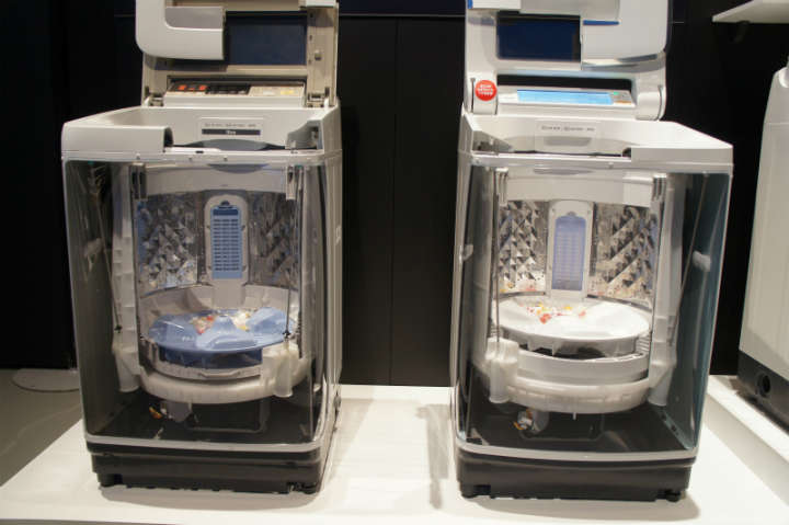 左の従来モデルに比べて洗濯槽の底を高くするなど、取り出しやすさを追求したデザインを採用している