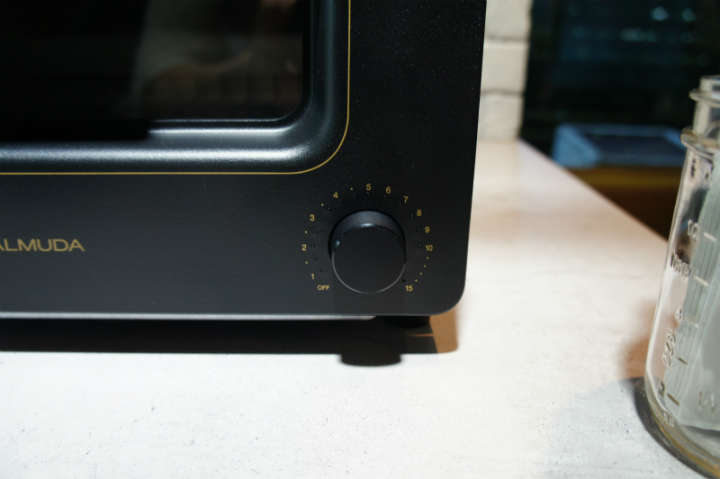 ダイヤル式のデジタルタイマーを回すと調理がスタートする。調理時間は1分から5分まで30秒刻みで、5分から10分までが1分刻みになっている。15分の調理時間も選べる