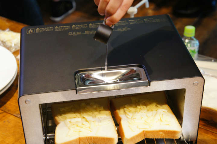 焼く前に5ccの水を入れるのがポイントだ