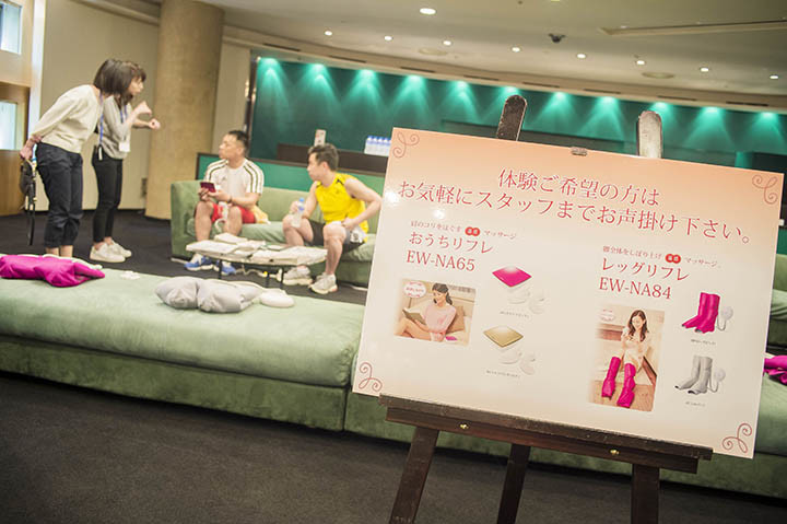 会場の外には「おうちリフレ」と「レッグリフレ」の体験コーナーも。トレーニングで負荷をたっぷりかけた脚のケアをしている方も多かったです