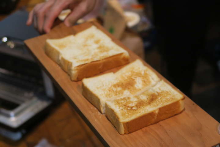 スーパーで買う普通の6枚切りのパンが焼きたてのホテル食パンのようになる。