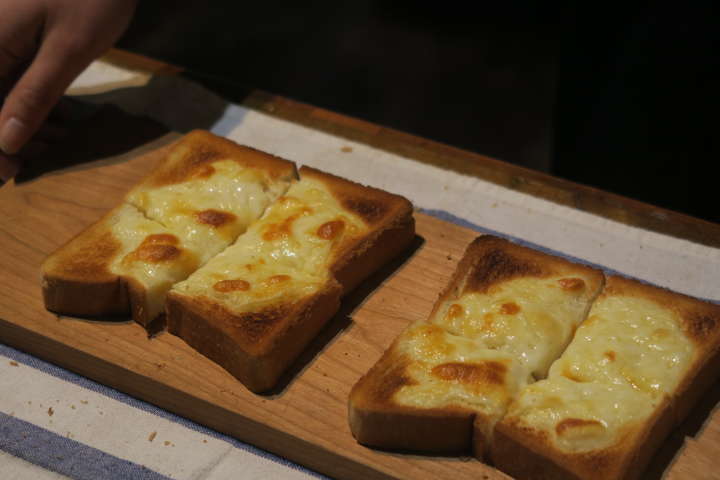 最高の焦げ目と風味が味わえるチーズトースト。絶品だった。