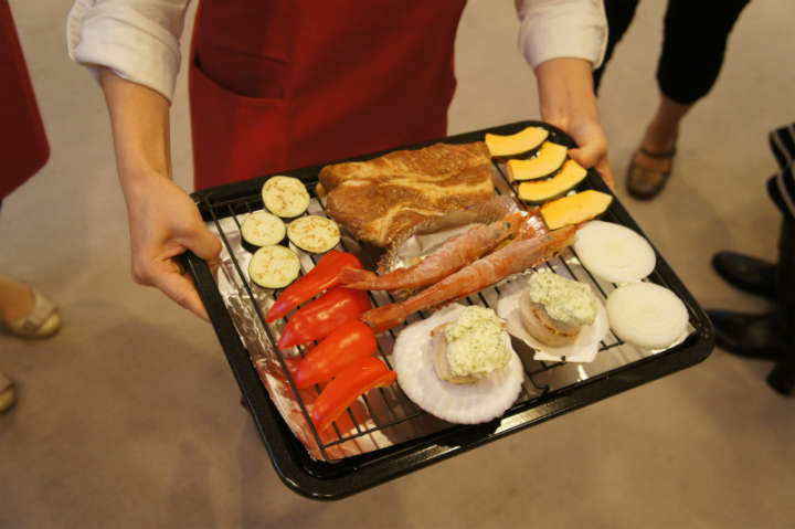 冷凍のエビやホタテ、ホタテのソース、冷蔵の豚肉、常温の野菜の調理前の状態