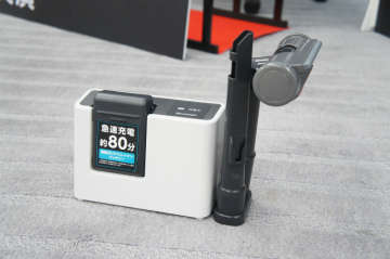 充電台に設置してバッテリーを充電するセパレートチャージスタイルを採用している。工具メーカーのマキタなどは同じスタイルを採用しているが、大手家電メーカーではシャープだけの特徴となっている。充電台の隣には付属ツールを収納（設置）できるようになっている