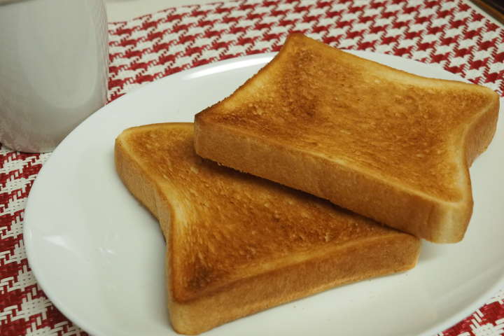 しっかりと焼き上がったトースト。一見するとやけすぎの用にも見えるが、中はふんわりした食感で水分をしっかりと湛えてる