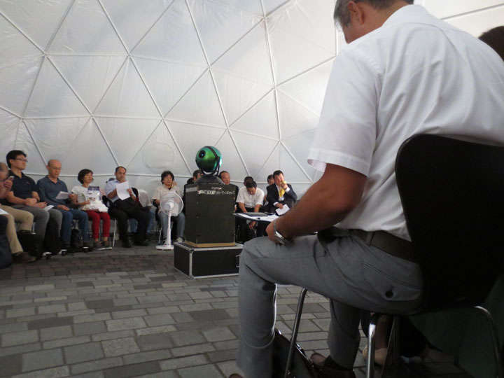 ドーム内中央にはプラネタリウムの機材が。それにしても明るい