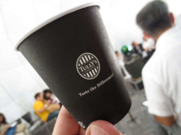 入場者に配られたアイスコーヒー。スターフライヤーの機内では、コーヒーショップ「タリーズ」と開発したオリジナルコーヒーが飲めます。このカップも、機内で出されるモノと同じモノです