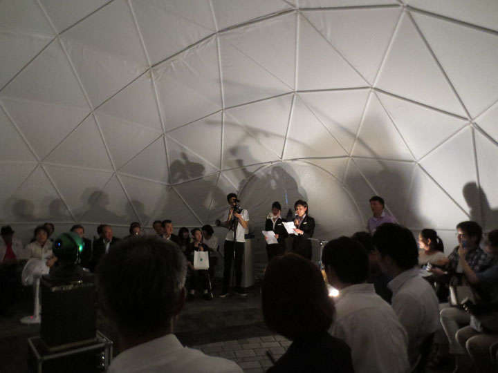 CAさんのアナウンスって、なんだか旅情気分をかき立ててくれます。有楽町駅前ですが…