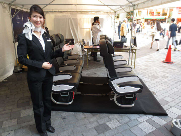 スターフライヤーの現役CAさんが、本物のシートをご案内