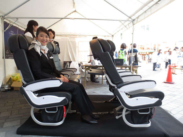 シートピッチ(座席間隔)も実際の機内と同じサイズにしてありました。前の座席を倒しても、これだけの余裕が