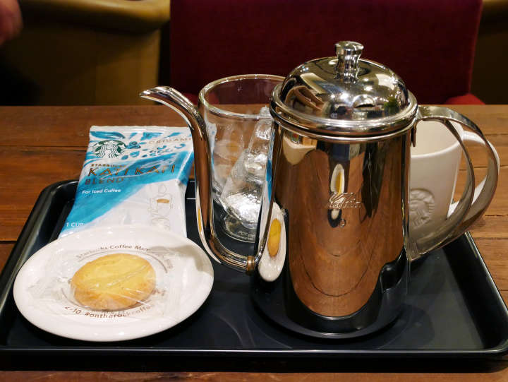 レモンクッキー付のセット。目の前でドリップしてくれる