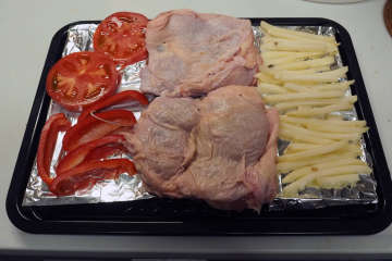 鶏肉や副菜を網の上にセットする。 