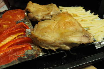 皮面も香ばしく焼け上がった鶏肉。 