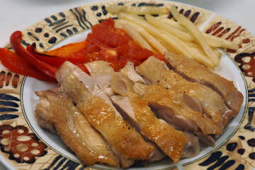 鶏肉をカットして副菜を添えた。20分ほど待つだけで立派なメインができた。