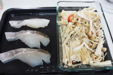 タラの切り身を並べ、耐熱容器にきのこ類をセット。