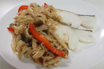 淡泊なタラにキノコのタレをかけた美味しいメニューの出来上がり。 