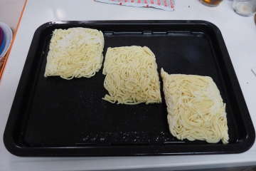 冷凍した麺をそのままトレイの上に。 