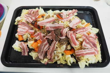 麺の上に野菜、ソース、肉をセットする。